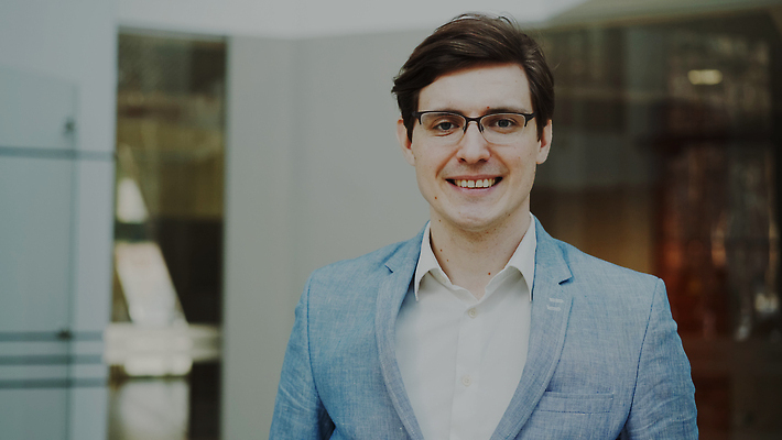 포토 JPG 해외이미지 백인 직업 1 응시 행복 안경 얼굴 회사 비즈니스 성공 직장 실내 한명 미소 사람 정장 성인 내부 사무실 유행 비즈니스맨 자신감 홀 대표 종업원 경영자 긍정 창업 개성 주인 경영 독립 진짜 스타일 해외202309 해외포토 서양인 시선 잡화 옷 남자 감정 컨셉 표정 신체부위 공간 직장인 리더 자영업 파일형식