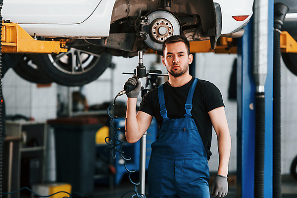 포토 JPG 해외이미지 남자 자동차 한명 들기 상반신 성인 앞모습 기계 도구 작업 기술자 수리 고장 열정 정비공 교체 자동차정비 정비소 성인남자한명만 해외202309 해외포토 직업 1 감정 육상교통 뷰포인트 모션 사람 남자한명만 성인남자만 파일형식