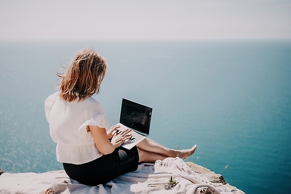 포토 JPG 해외이미지 직업 라이프스타일 여자 행복 커피 바다 여행 인터넷 비즈니스 통신 휴가 휴식 직장 관리 한명 사람 성인 해변 야외 물 여름 노트북 컴퓨터 뷰티 여행객 공책 자유 타이핑 키보드 업무 작업 네트워크 바쁨 멀리 온라인 프리랜서 해외202309 해외포토 자연요소 1 계절 감정 음료 컨셉 회사 문구용품 생활 전자제품 파일형식