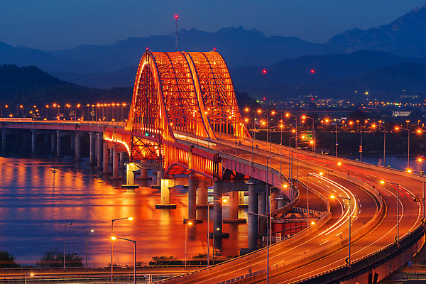 포토 JPG 해외이미지 디자인 아시아 건축양식 하늘 거리 프레임 서울 한국 사람없음 야외 물 강 도시풍경 일몰 새벽 도시 장면 남쪽 철강 해외202004 해외포토 자연요소 건축 나라 풍경 노을 방향 파일형식