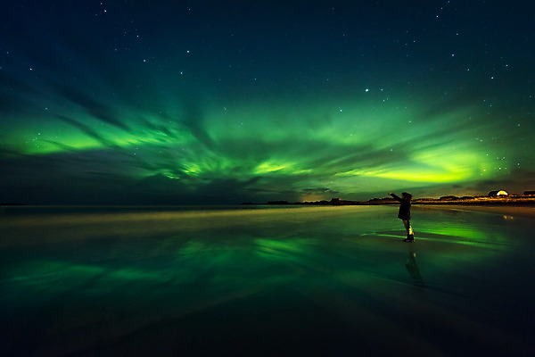 포토 JPG 해외이미지 전신 계절 여자 유럽 별 겨울 자연 하늘 노르웨이 한명 서기 사람 풍경 야외 옆모습 초록색 빛 여행객 추위 야간 북극 모험가 천문학 북쪽 오로라 내추럴 스칸디나비아 현상 성인여자한명만 해외202004 해외포토 자연요소 1 교육 나라 뷰포인트 컬러 모션 자연현상 극지방 방향 생태계 여자한명만 성인여자만 파일형식