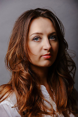 포토 JPG 해외이미지 백인 손 여자 얼굴 어린이 음악 백그라운드 비즈니스 학교 갈색머리 건강 한명 사람 책 유행 스마트 복고 해외202004 해외포토 서양인 1 헤어스타일 교육 컨셉 문화예술 신체부위 파일형식