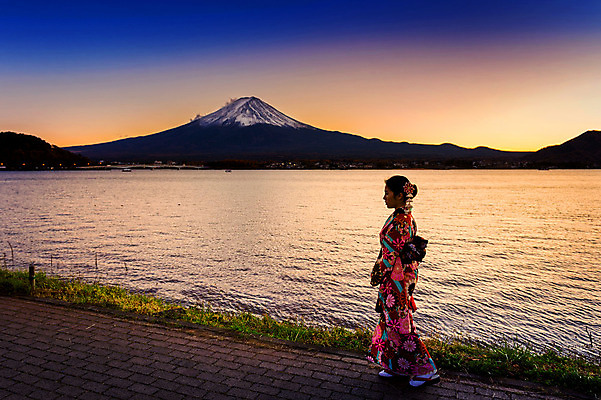 포토 JPG 해외이미지 전통 드레스 옷 여자 아시아 문화 결혼 백그라운드 우산 하늘 결혼식 산 한명 미소 사람 동양인 이벤트 20대 야외 파란색 파티 유행 여행객 우주 일본 중국 일몰 골동품 흰색 점 도쿄 기모노 후지산 게이샤 정중 해외202004 해외포토 1 나라 컬러 컨셉 표정 인종 청년 노을 세계문화유산 일본전통의상 파일형식