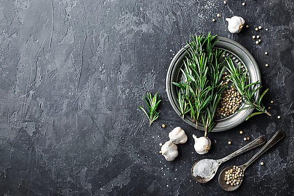 포토 JPG 해외이미지 식물 접시 음식 백그라운드 잎 재료 자연 건강 마늘 사람없음 초록색 약 금속 숟가락 회색 나뭇가지 신선 다발 허브 향신료 싱글 유기농 날것 향기 아로마 소금 향 로즈메리 내추럴 카피스페이스 해외202004 해외포토 나무 식기 웰빙 컬러 채소 의학 재질 수저 공백 생태계 냄새 향미료 파일형식