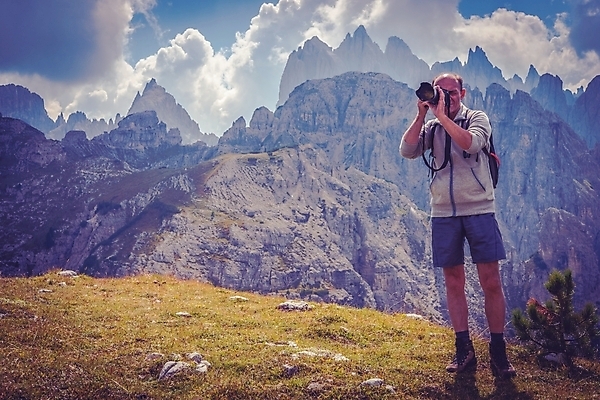 포토 JPG 해외이미지 백인 직업 남자 여행 컨셉 비즈니스 배낭 자연 산 한명 풍경 취미 가로 카메라 디지털 이탈리아 장비 사진사 광학 해외202004 해외포토 서양인 1 유럽 가방 사람 전자제품 작가 생태계 파일형식