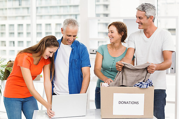 포토 JPG 해외이미지 백인 직업 여자 남자 행복 40대 중년 비즈니스 실내 여러명 20대 성인 30대 노트북 컴퓨터 상자 타이핑 봉사 도움 직장인 비즈니스맨 비즈니스우먼 복지 동료 기부 돌봄 참여 자선단체 해외202004 해외포토 서양인 감정 다수 컨셉 관계 모션 사람 청년 내부 장년 전자제품 그룹 사회이슈 자선 파일형식