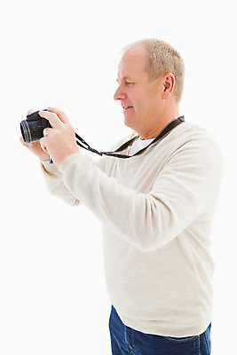 포토 JPG 해외이미지 백인 노년 남자 중년 50대 한명 들기 상반신 취미 옆모습 사진촬영 흰배경 중년남자한명만 해외202004 해외포토 서양인 1 뷰포인트 백그라운드 모션 사람 성인 촬영 흰색 남자한명만 중년남자만 파일형식