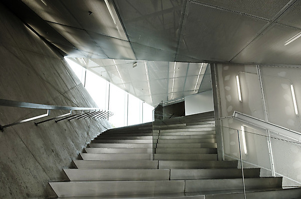 포토 JPG 해외이미지 건축양식 사람없음 내부 인테리어 계단 금속 도시 은색 묘사 기하학 알루미늄 콘크리트 미니멀리스트 미니멀 해외202004 해외포토 디자인 건축 컬러 무늬 재질 파일형식