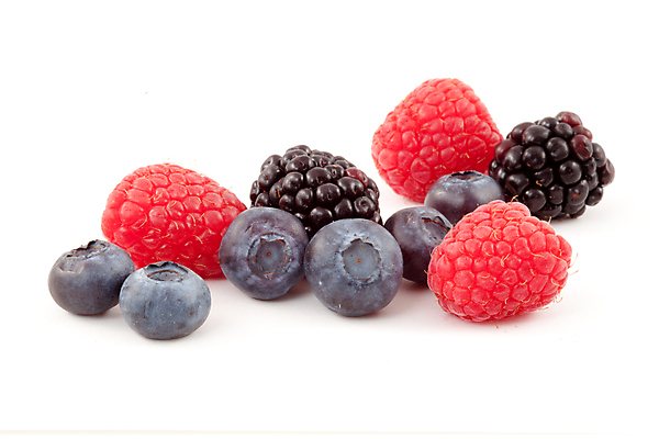 포토 JPG 해외이미지 근접촬영 사람없음 달콤 흰배경 블루베리 산딸기 블랙베리 해외202004 해외포토 뷰포인트 백그라운드 과일 흰색 맛 파일형식