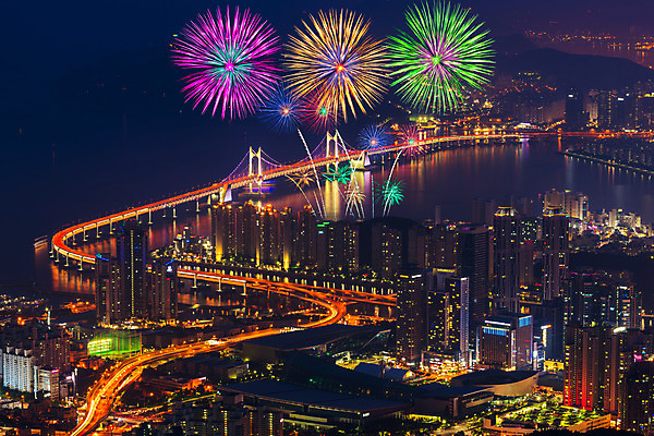 포토 JPG 해외이미지 구름 아시아 바다 건축양식 교통시설 하늘 한국 폭죽 풍경 사람없음 건물 물 금융 도시풍경 탑 도시 도심 지역 남쪽 해외202004 해외포토 자연요소 건축물 건축 나라 교통 경제 방향 시설 파일형식