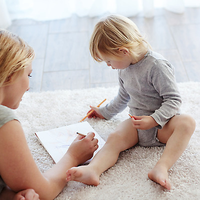 포토 JPG 해외이미지 백인 라이프스타일 교육 행복 유럽 어린이 장난 가족 맨발 놀이 엄마 휴식 바닥 주택 함께함 실내 사람 내부 두명 연필 카펫 방 육아 게임 아기 도움 그림 만들기 걸음마 정물화 해외202004 해외포토 서양인 감정 나라 컨셉 관계 모션 발 학용품 건물 생활 필기구 파일형식