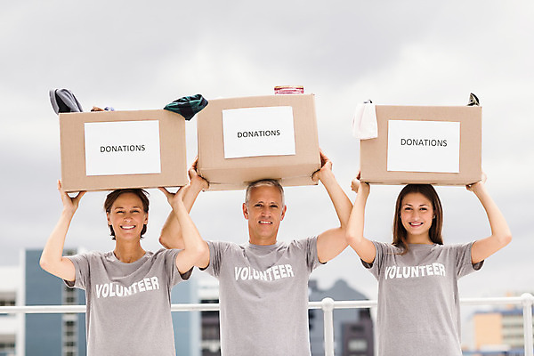 포토 JPG 해외이미지 백인 직업 여자 남자 행복 40대 중년 비즈니스 실내 서기 20대 건물 세명 상자 고층빌딩 봉사 도움 직장인 비즈니스맨 비즈니스우먼 복지 동료 기부 돌봄 참여 자선단체 해외202004 해외포토 서양인 건축물 감정 컨셉 관계 모션 사람 빌딩 청년 성인 내부 그룹 사회이슈 자선 파일형식