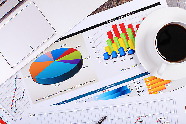 포토 JPG 해외이미지 종이 컨셉 회사 비즈니스 통계 탁자 그래프 직장 사람없음 사무실 펜 볼펜 자료 계산기 정보 키보드 업무 계획 오브젝트 보고서 문서 해외202004 해외포토 가구 문구용품 필기구 장비 작업 파일형식