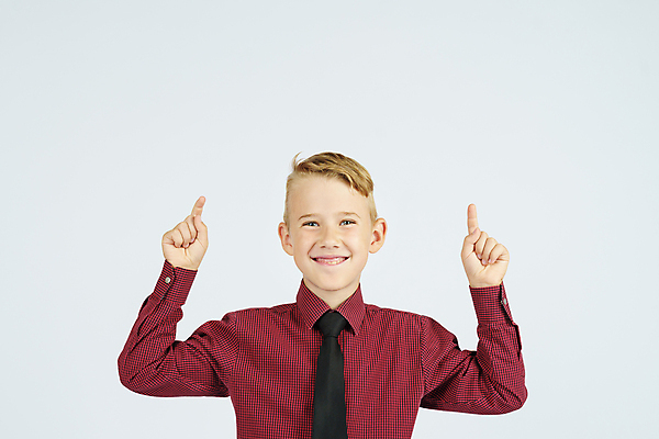 포토 JPG 해외이미지 남자 어린이 한명 소년 상반신 앞모습 10대 스터디 가리킴 스마트 흰배경 소년한명만 해외202309 해외포토 1 뷰포인트 백그라운드 컨셉 청소년 사람 손짓 학습 흰색 남자한명만 소년만 파일형식