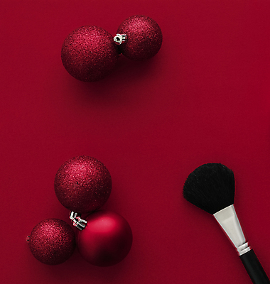 포토 JPG 해외이미지 사람없음 하이앵글 화장품 오브젝트 메이크업브러쉬 오너먼트 카피스페이스 버건디 해외202309 해외포토 뷰포인트 크리스마스장식 빨간색 뷰티 공백 붓 파일형식
