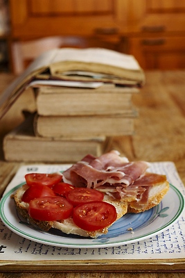 포토 JPG 해외이미지 학생 음식 패스트푸드 실내 고등학교 샌드위치 사람없음 학습 스터디 식사 햄버거 작업 먹기 속도 대학교 점심식사 단절 치즈버거 해외202309 해외포토 교육 학교 모션 내부 인스턴트 파일형식