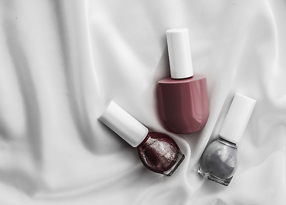 포토 JPG 해외이미지 백그라운드 사람없음 우아함 흰배경 매니큐어 구김 카피스페이스 버건디 해외포토 컨셉 모션 빨간색 화장품 공백 흰색 파일형식