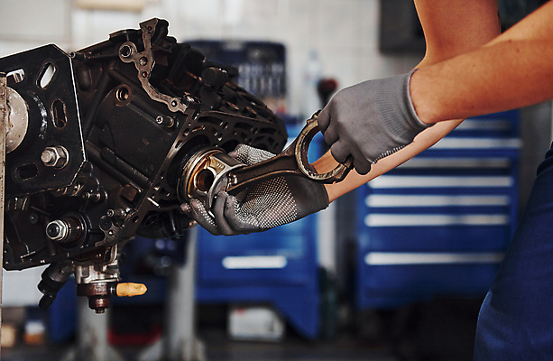 포토 JPG 해외이미지 손 자동차 신체부위 기계 작업 기술자 수리 고장 열정 차량부품 정비공 교체 자동차정비 정비소 해외202309 해외포토 직업 감정 육상교통 사람 부속품 파일형식