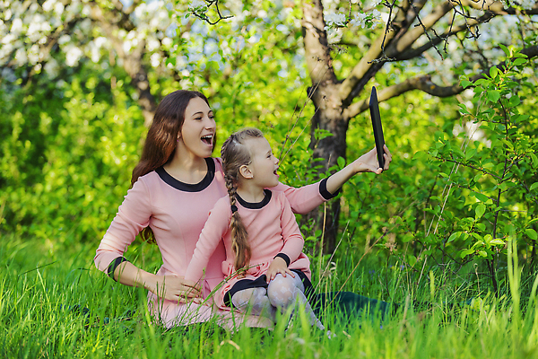 포토 JPG 해외이미지 전신 나무 꽃 행복 어린이 모녀 입벌림 들기 잔디 성인 야외 두명 옆모습 태블릿 풀잎 셀프카메라 여자만 시밀러룩 해외202309 해외포토 식물 딸 감정 뷰포인트 잎 가족 모션 엄마 표정 사람 전자제품 스마트기기 사진촬영 풀_식물 커플룩 파일형식