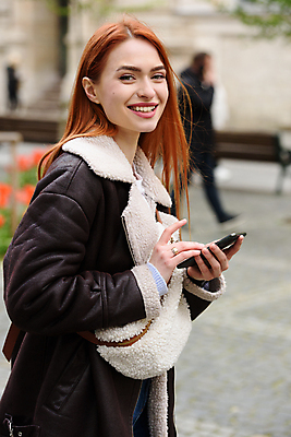 포토 JPG 해외이미지 라이프스타일 여자 행복 인터넷 통신 자동차 모바일 거리 한명 미소 사람 성인 야외 빨간색 스마트폰 핸드폰 뷰티 유행 봄 산책 도시 양 기다림 메시지 전화기 서비스 택시 부름 온라인 빨간머리 양모 스타일 해외202309 해외포토 1 헤어스타일 계절 감정 육상교통 컬러 포유류 모션 승용차 휴식 표정 생활 전자제품 스마트기기 직물 파일형식