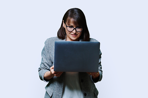 포토 JPG 해외이미지 여자 중년 인터넷 비즈니스 CEO 사업가 성공 노동자 한명 사람 노트북 스터디 컴퓨터 뷰티 디지털 교사 웹 타이핑 업무 비즈니스우먼 자신감 서핑 어플리케이션 감독 연결 대표 중개인 무선전화기 서비스 흰배경 상담 경영자 리더 멀리 고립 프로젝트 웨비나 해외202309 해외포토 직업 1 감정 백그라운드 컨셉 성인 전자제품 학습 흰색 수상스포츠 작업 직장인 전화기 세미나 파일형식 언택트