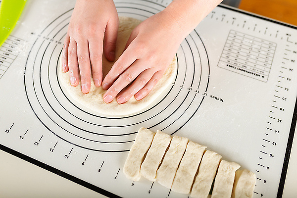 포토 JPG 해외이미지 손 조각 도마 신체부위 계산 준비 반죽 밀가루 계량 해외202309 해외포토 주방용품 사람 가루 파일형식