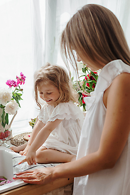 포토 JPG 해외이미지 원피스 여자 꽃 어린이 상반신 성인 두명 옆모습 금발 흰색 가리킴 커튼 싱크대 여자만 소녀만 해외202309 해외포토 식물 헤어스타일 옷 뷰포인트 컬러 사람 손짓 개수대 어린이만 파일형식