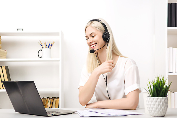 포토 JPG 해외이미지 직업 여자 행복 백그라운드 컨셉 회사 비즈니스 통신 노동자 한명 사람 사무실 뷰티 헤드폰 과학기술 흰색 업무 비즈니스우먼 센터 인도인 종업원 중개인 전화기 고객 스마트 서비스 경영자 긍정 텔레마케팅 안내원 부름 운영자 지원 해외202309 해외포토 외국인 1 감정 컬러 음향기기 모션 기술 동양인 작업 직장인 서비스업 리더 파일형식