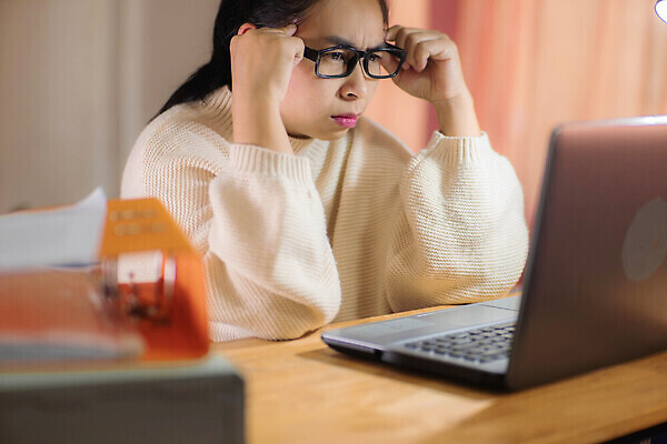 포토 JPG 해외이미지 직업 라이프스타일 여자 비즈니스 사업가 노동자 스트레스 직장 실내 피곤 관리 한명 사람 금융 노트북 컴퓨터 사무실 머리 고통 슬픔 업무 작업 비즈니스우먼 좌절 종업원 책상 옷입기 바쁨 두통 문제 나쁜 경영 우울증 트러블 해로움 해외202309 해외포토 1 감정 가구 컨셉 회사 모션 내부 생활 신체부위 경제 전자제품 직장인 질병 파일형식