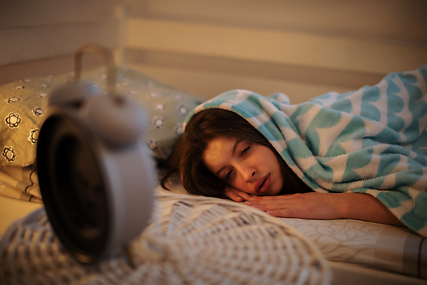 포토 JPG 해외이미지 긴머리 무기 시계 가구 침구 아침 휴식 갈색머리 따뜻함 건강 피곤 관리 한명 안전 성인 목재 장식 뷰티 바구니 침실 자명종 슬픔 침대 시간 담요 속도 문학 장면 부드러움 숨김 내추럴 거짓말 완벽 성인여자만 해외202309 해외포토 주간 나무 1 헤어스타일 감정 생활용품 컨셉 재료 사람 알람 감각 여자만 성인만 파일형식