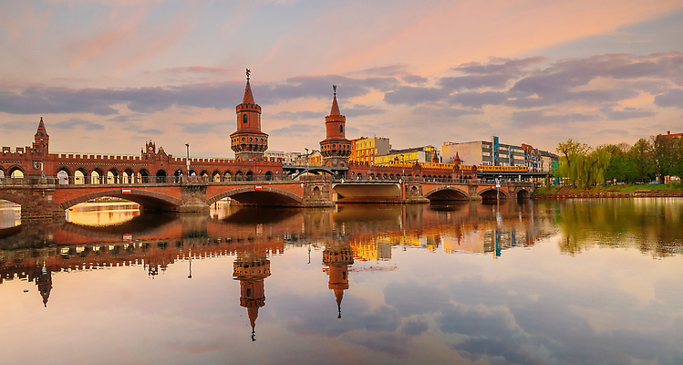포토 JPG 해외이미지 유럽 여행 건축양식 교통시설 하늘 벽돌 독일 파노라마 풍경 사람없음 건물 물 강 도시풍경 탑 일몰 기찻길 기차 도시 전철 연결 베를린 스카이라인 건너기 랜드마크 옛날 해외202309 해외포토 자연요소 건축물 건축 나라 육상교통 교통 모션 대중교통 촬영기법 노을 시설 파일형식