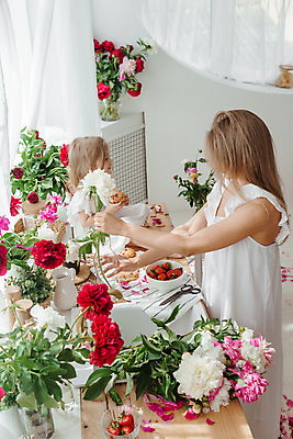 포토 JPG 해외이미지 그릇 원피스 여자 꽃 어린이 딸기 들기 상반신 성인 두명 옆모습 금발 흰색 커튼 머핀 여자만 소녀만 해외202309 해외포토 식물 헤어스타일 식기 옷 빵 뷰포인트 컬러 과일 모션 사람 어린이만 파일형식