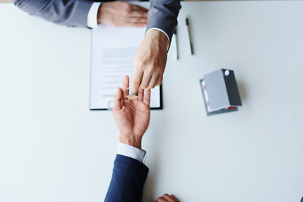 포토 JPG 해외이미지 손 비즈니스 부동산 주택 들기 신체부위 하이앵글 모형 거래 중개인 계약 문서 계약서 키링 해외202309 해외포토 직업 뷰포인트 모션 사람 건물 재산 파일형식