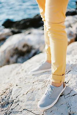 포토 JPG 해외이미지 백인 1 남자 바다 운동화 신발 바지 발 휴가 한명 파란색 노란색 회색 닫기 스타일 해외202309 해외포토 서양인 컬러 모션 하의 사람 신체부위 파일형식