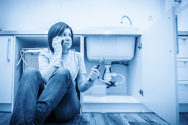 포토 JPG 해외이미지 손 여자 컬러 장갑 주택 한명 사람 물 파란색 스마트폰 주방 손상 방 젖음 흐름 긴급 스패너 잡기 액체 수리 떨어짐 빨래 플라스틱 홍수 양동이 서비스 싱크대 수도꼭지 파이프 충격 부름 문제 조절 낭비 배수구 깨짐 단절 배관공 파이프라인 해외202309 해외포토 자연요소 1 잡화 컨셉 가사 모션 재질 건물 신체부위 핸드폰 스마트기기 공구 자연재해 개수대 파이프_관 파일형식