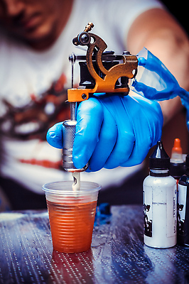 포토 JPG 해외이미지 남자 포즈 장갑 백그라운드 수염 관리 미술 사람 앉기 사람없음 유행 상점 기술자 보호 시원함 캐비닛 문신 고객 피부 그림 예술가 주인 위생관리 해외202309 해외포토 직업 잡화 컨셉 모션 문화예술 신체부위 사물함 파일형식