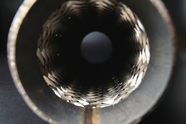 포토 JPG 해외이미지 산업 비즈니스 부분 교통시설 자동차 새로움 기술 사람없음 금속 수리 연결 유연 묘사 서비스 부드러움 호스 튜브 배기가스 엘리먼트 자동 진짜 철강 해외202309 해외포토 육상교통 교통 컨셉 재질 감각 시설 파일형식