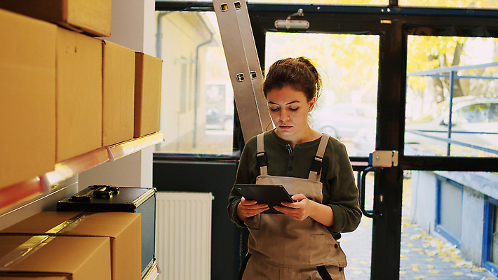 포토 JPG 해외이미지 백인 여자 사다리 노동자 실내 한명 들기 상반신 성인 앞모습 상자 작업 물류창고 체크리스트 성인여자한명만 해외202309 해외포토 서양인 직업 1 뷰포인트 모션 사람 내부 도구 창고 여자한명만 성인여자만 파일형식