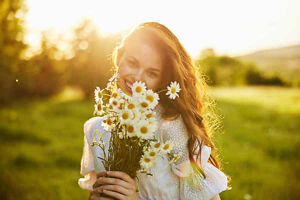 포토 JPG 해외이미지 여자 꽃다발 따뜻함 한명 들기 상반신 성인 야외 앞모습 햇빛 일몰 개망초 성인여자한명만 해외202309 해외포토 1 꽃 뷰포인트 모션 사람 태양 노을 여자한명만 성인여자만 파일형식