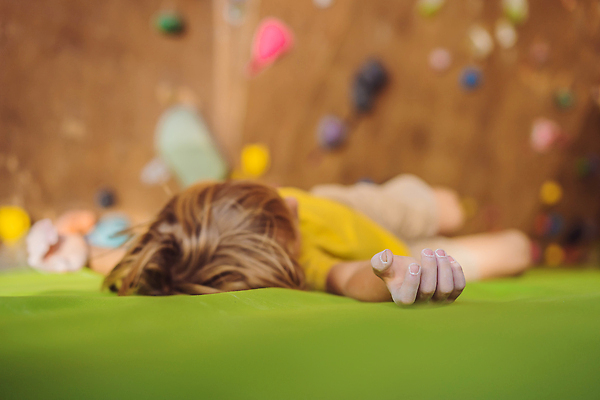 포토 JPG 해외이미지 남자 어린이 밧줄 벽 스포츠 모션 휴식 산 실내 매달리기 건강 한명 안전 사람 소년 취미 운동 힘 에너지 도전 놀이터 위험 오르기 기어 특별함 헬프 생존 해외202309 해외포토 1 줄 컨셉 놀이 내부 도움 파일형식