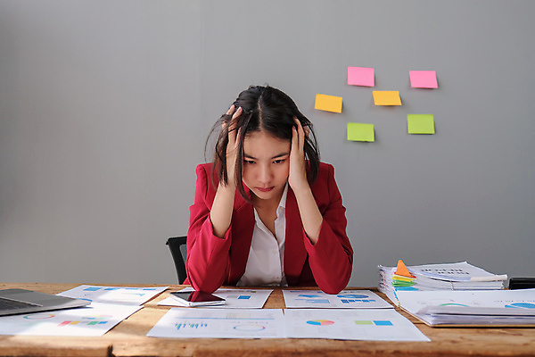 포토 JPG 해외이미지 직업 여자 남자 비즈니스 사업가 노동자 스트레스 직장 실내 피곤 한명 사람 앉기 성인 노트북 컴퓨터 사무실 고통 슬픔 업무 작업 비즈니스맨 비즈니스우먼 좌절 종업원 책상 경영자 두통 업무과다 문제 온라인 마감 우울증 편두통 해외202309 해외포토 1 감정 가구 컨셉 회사 모션 내부 전자제품 직장인 질병 리더 파일형식