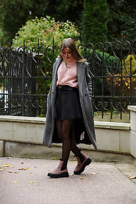 포토 JPG 해외이미지 백인 모델 라이프스타일 응시 옷 여자 안경 얼굴 분홍색 포즈 가방 장신구 거리 갈색머리 건강 한명 사람 야외 치마 컬러풀 뷰티 유행 봄 산책 회색 코트 가을 도시 우아함 스웨터 진짜 스타일 해외202309 해외포토 서양인 1 헤어스타일 시선 잡화 계절 컬러 컨셉 상의 하의 휴식 생활 신체부위 외투 파일형식