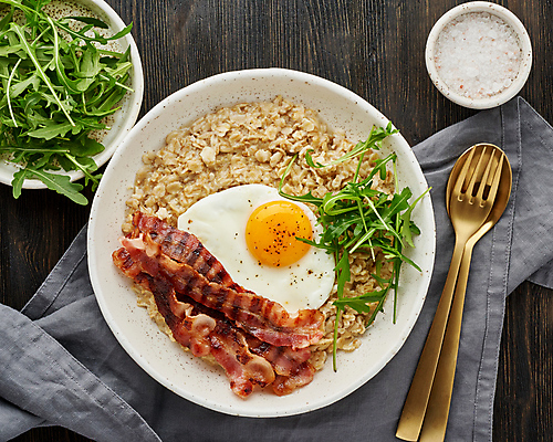 포토 JPG 해외이미지 음식 포크 사람없음 숟가락 아침식사 계란프라이 소금 베이컨 루꼴라 오트밀 해외202309 해외포토 식기 채소 수저 돼지고기 식사 계란요리 파일형식 귀리