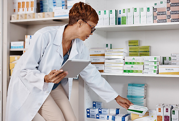 포토 JPG 해외이미지 여자 중년 실내 한명 들기 상반신 옆모습 약 의료진 약국 정리 서류판 약사 재고정리 중년여자한명만 해외202309 해외포토 직업 1 뷰포인트 의학 모션 사람 성인 내부 사무용품 여자한명만 중년여자만 파일형식