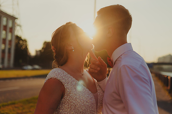 포토 JPG 해외이미지 커플 드레스 여자 남자 꽃 행복 여행 신랑 결혼 백그라운드 2 가족 관계 신혼부부 자연 결혼식 남편 휴가 키스 관리 사랑 사람 야외 두명 초록색 뷰티 일몰 낭만 신혼여행 흰색 축하 아내 고급 약혼 해외202309 해외포토 식물 부부 옷 감정 컬러 컨셉 이벤트 노을 애정표현 생태계 약속 신혼 파일형식