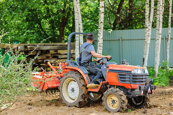 포토 JPG 해외이미지 모래 밭 농업 한명 사람 야외 정원 경작 기계 흙 장비 시골 업무 땅 준비 러시아 트랙터 내추럴 러시아인 밭일 쟁기 해외202309 해외포토 서양인 1 유럽 산업 농사 작업 농기계 특수차량 파일형식