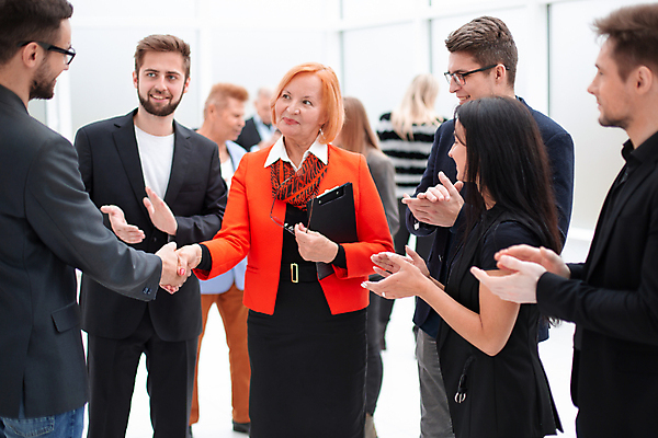 포토 JPG 해외이미지 백인 직업 남자 행복 컨셉 비즈니스 사업가 통신 성공 협력 악수 함께함 실내 따뜻함 관리 대화 서기 미소 사람 여러명 성인 사무실 우정 거래 인사 비즈니스맨 비즈니스우먼 그룹 대표 동료 계약 흔들림 상업 경영 지원 해외202309 해외포토 서양인 여자 감정 다수 관계 모션 표정 말하기 손짓 내부 친구 예절 직장인 파일형식