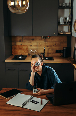 포토 JPG 해외이미지 직업 옷 여자 행복 산업 인터넷 장난 비즈니스 사업가 통신 성공 실내 한명 미소 사람 성인 세로 노트북 학습 컴퓨터 사무실 뷰티 유행 세일 공책 직물 업무 비즈니스우먼 작업실 유머 실 구매 디자이너 천 무선전화기 질서 온라인 주인 짐싸기 재단 재단사 중소기업 해외202309 해외포토 1 교육 감정 컨셉 회사 문구용품 표정 내부 전자제품 쇼핑 예절 작업 직장인 전화기 파일형식