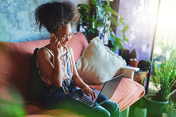 포토 JPG 해외이미지 직업 라이프스타일 여자 안경 인터넷 비즈니스 청소년 성공 아파트 주택 갈색머리 대화 한명 사람 20대 성인 노트북 스마트폰 쇼핑 컴퓨터 디지털 외침 우승 비즈니스우먼 무선전화기 흥분 와이파이 결제 열정 유리그릇 질서 온라인 목소리 남아프리카 여자한명만 해외202309 해외포토 1 헤어스타일 그릇 잡화 감정 컨셉 아프리카 유리 말하기 청년 건물 생활 전자제품 핸드폰 스마트기기 소리 예절 최고 직장인 전화기 무선인터넷 여자만 파일형식