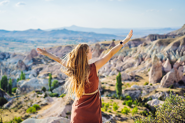 포토 JPG 해외이미지 여자 여행 하늘 바람 한명 성인 야외 뒷모습 아웃포커스 로맨틱 돌산 성인여자한명만 흩날리기 튀르키예 해외202309 해외포토 자연요소 1 아시아 뷰포인트 컨셉 모션 날씨 산 촬영기법 사람 여자한명만 성인여자만 파일형식